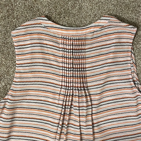 Like new! NYDJ chiffon tank Sz. Small - Picture 4 of 4